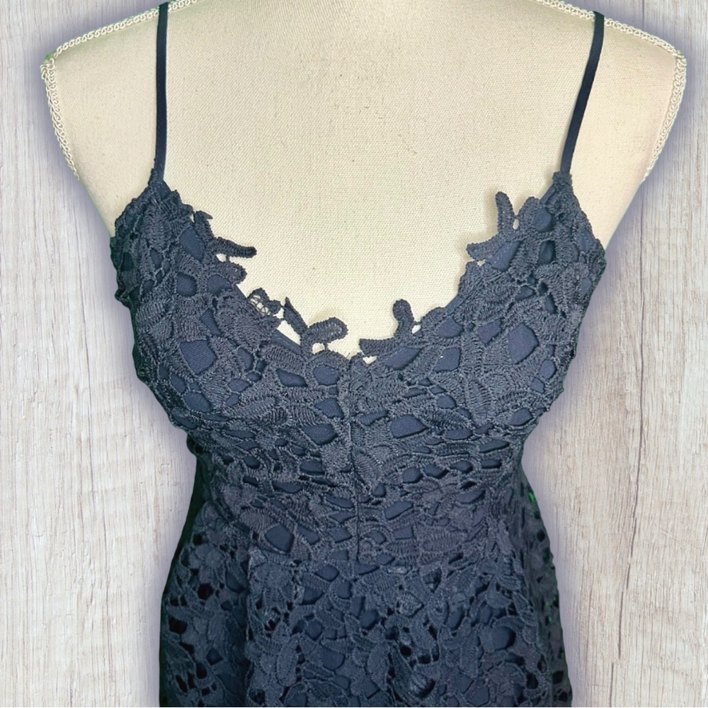 ASTR The Label Navy Blue ‘Lace Illusion Midi Dress’ Size Small - Picture 15 of 16